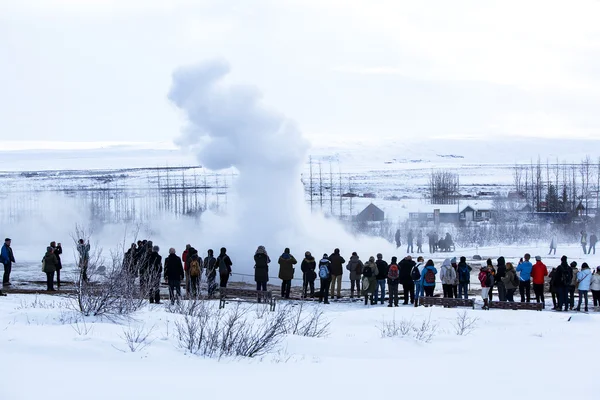 Visitors at the geyser erruption of Strokkur, Iceland — Stock Photo, Image