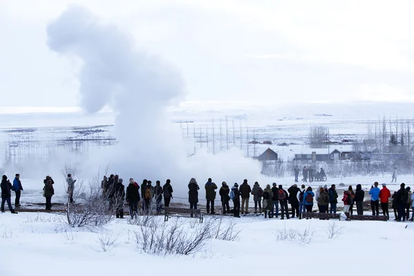 Visitantes en la errupción de géiseres de Strokkur, Islandia —  Fotos de Stock