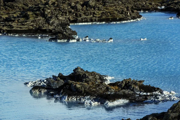 Aguas lechosas blancas y azules del baño geotermal Blue Lagoon en — Foto de Stock