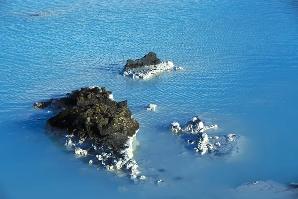 Aguas lechosas blancas y azules del baño geotermal Blue Lagoon en — Foto de Stock