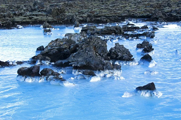 Aguas lechosas blancas y azules del baño geotermal Blue Lagoon en — Foto de Stock