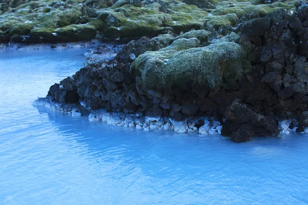 Eau laiteuse blanche et bleue du bain géothermique Blue Lagoon in — Photo
