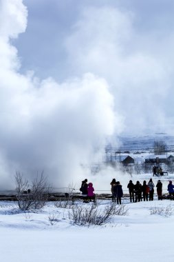 Strokkur, İzlanda'daki Şofben erruption ziyaretçi