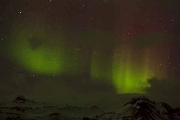 Различные цвета северного сияния в Исландии — стоковое фото