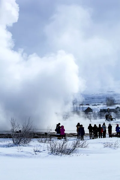 Visitantes na geyser erruption de Strokkur, Islândia — Fotografia de Stock