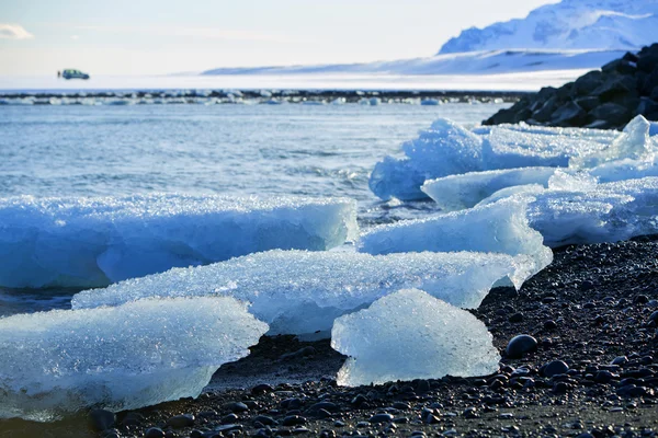 Ice floes op gletsjer lagune Jokulsarlon in IJsland — Stockfoto