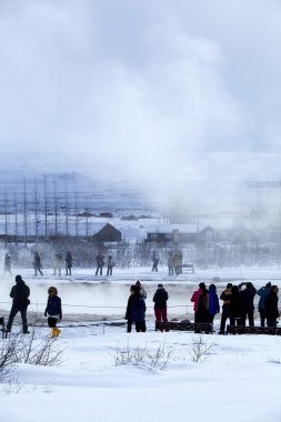 Gayzer İzlanda'daki patlama izlerken ziyaretçi