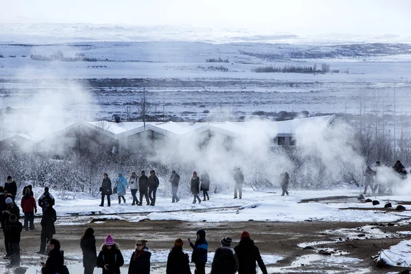 Visitors watching the eruption of a geyser in Iceland — Stock Photo, Image