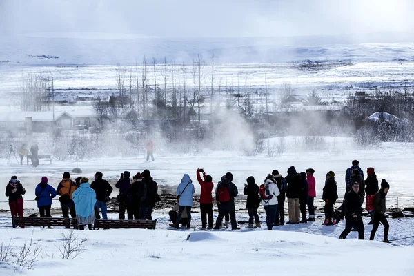 Visitors watching the eruption of a geyser in Iceland — Stock Photo, Image