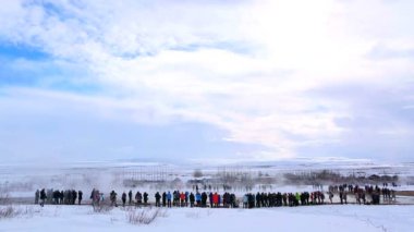 İzlanda'daki Strokkur Şofben patlama ziyaretçi
