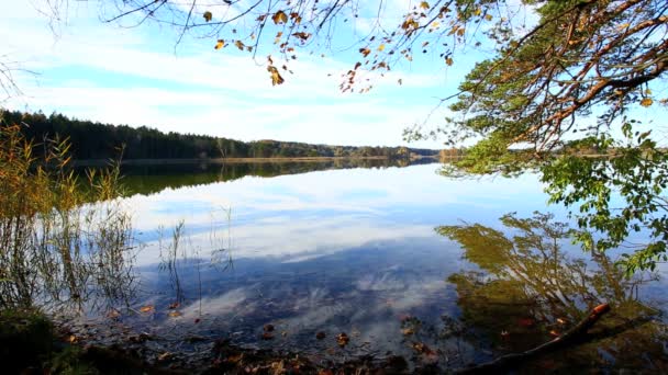 Vue sur un lac en automne 