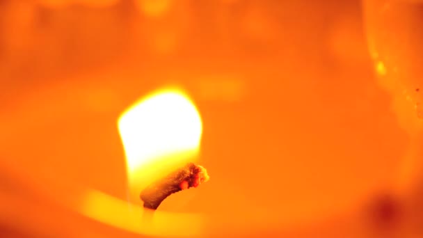 Gros plan d'une bougie allumée 