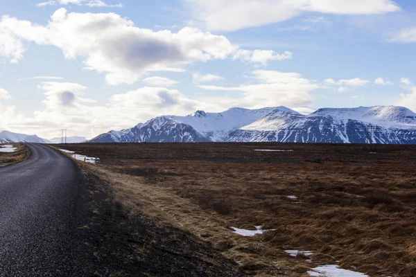 Paisaje nevado del volcán con nubes dramáticas en Islandia — Foto de Stock