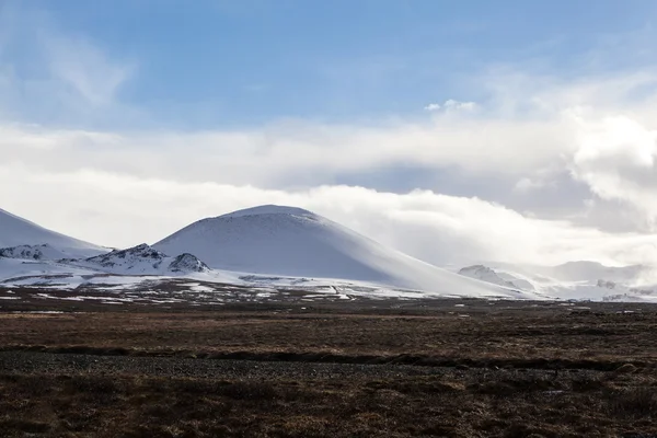 Сніжний гірський ландшафт Ісландії — стокове фото