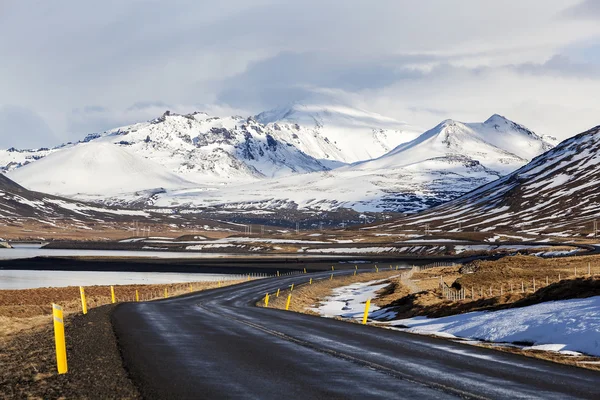 Beeindruckende schneebedeckte Vulkanlandschaft in Island — Stockfoto