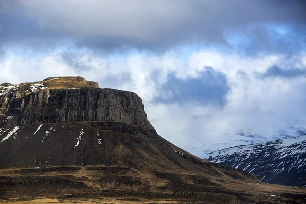 Impressiv vulkanische berg in IJsland — Stockfoto