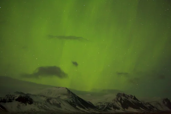 Northern lights with snowy mountains in the foreground — Stock Photo, Image