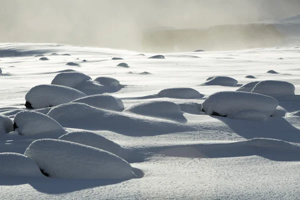 Rochas vulcânicas nevadas no sul da Islândia — Fotografia de Stock