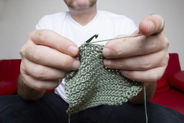Fechar-se de um homem que tricota um lenço — Fotografia de Stock