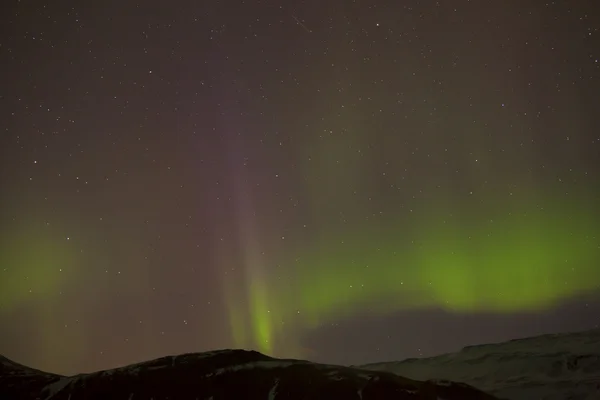 Différentes couleurs de aurores boréales en Islande — Photo