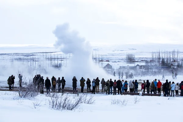 Visitantes en la errupción de géiseres de Strokkur, Islandia —  Fotos de Stock