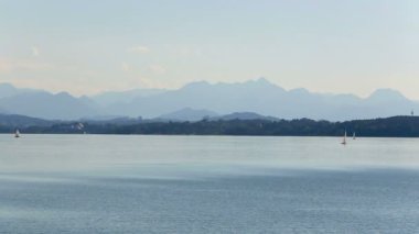 Dağ panorama Bavyera Gölü Chiemsee adlı