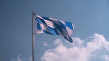 Mavi bir gökyüzü önünde Bavyera bayrak