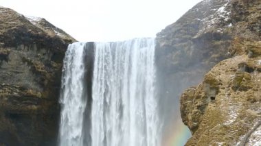 Şelale Seljalandsfoss gökkuşağı İzlanda ile