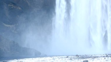 Kışın şelale Skogarfoss, İzlanda