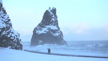 Fotoğrafçı siyah kum plaj Vik, İzlanda