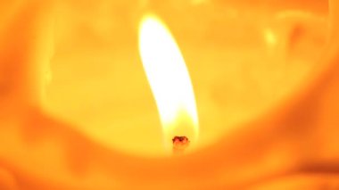 yanan bir mum portre