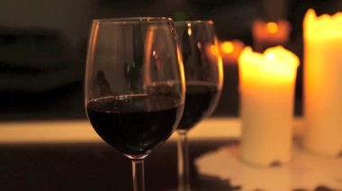 İki bardak şarap mumlar ile