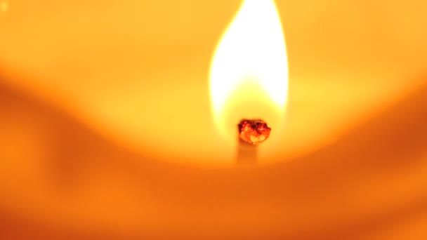 Gros plan d'une bougie allumée 