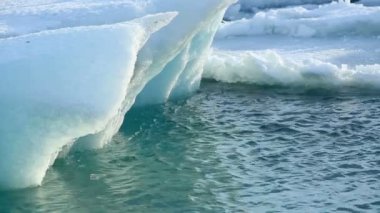 Ağır çekimde buzul göl Jokulsarlon, buz Bloğu yıkar