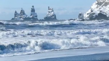 Vik, kışın South Iceland üç pinnacles