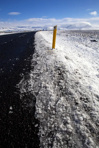 Calzada húmeda en invierno — Foto de Stock