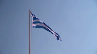 Mavi bir gökyüzü önünde Yunanistan bayrak
