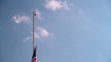 ABD bayrağı dalgalandır