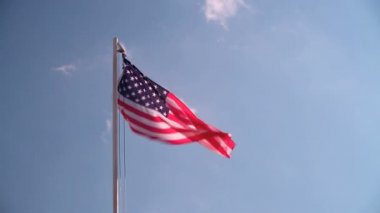 Rüzgarda dalgalanan Amerikan bayrağı