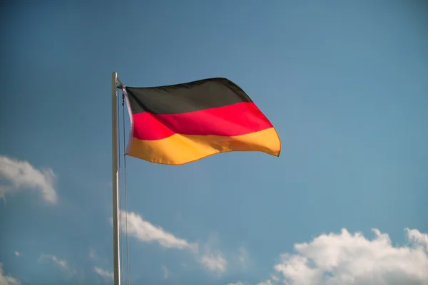 Bandera de Alemania frente a un cielo azul — Foto de Stock