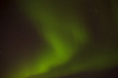 İzlanda'daki parlak yıldız ile dinamik aurora
