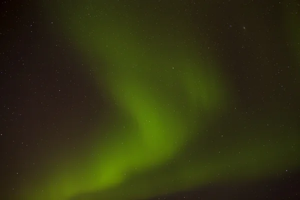 Dynamische Polarlichter mit hellen Sternen in Island — Stockfoto