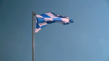 Mavi bir gökyüzü önünde Bavyera bayrak