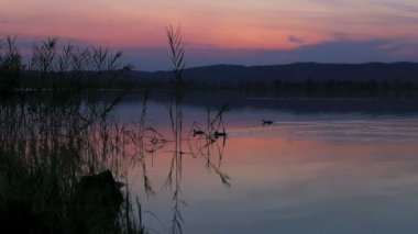 Gölde gün batımı