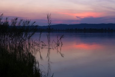 Gölde gün batımı