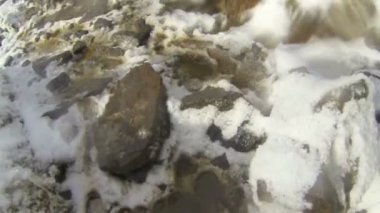 Tepeye Seljalandsfoss için kışın yürüyüş uzun yürüyüşe çıkan kimse