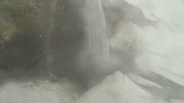 Kaba ve karlı hava şelale Seljalandsfoss, İzlanda