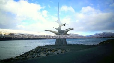 Zaman atlamalı bir heykel, Akureyri, İzlanda'nın limanı
