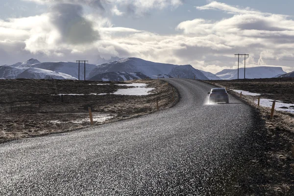 Paisagem vulcânica nevada com nuvens dramáticas na Islândia — Fotografia de Stock