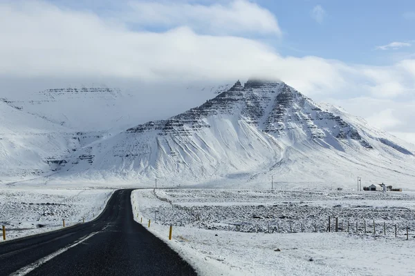Indrukwekkende besneeuwde vulkanische landschap — Stockfoto